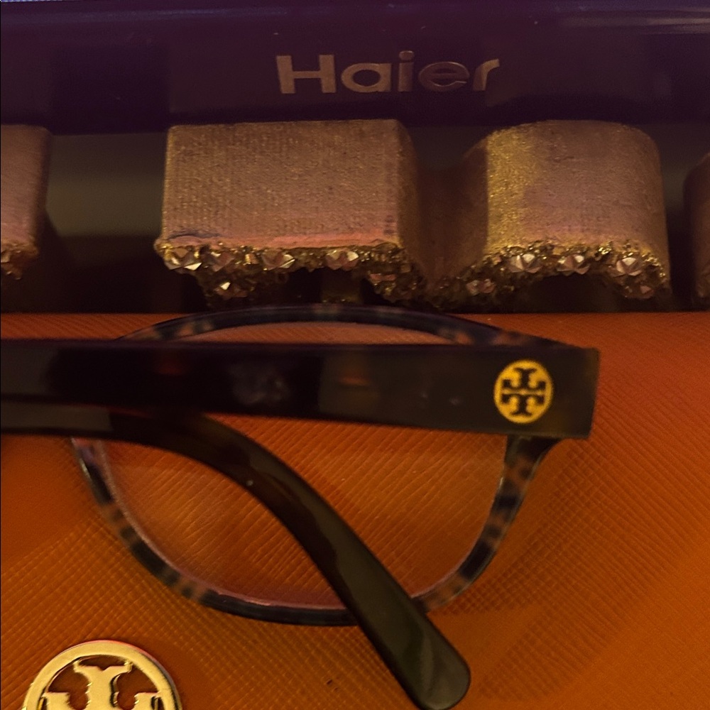 Tory Burch Orange Leather Sunglasses Case with Tortoiseshell Frames - Picture 2 of 10